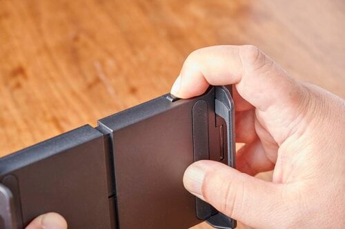 結果：バネの力でしっかりホールドしてくれました！ スマホマウントパーツおすすめ イメージ