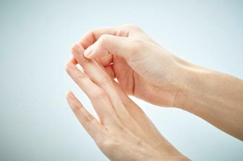 健康的な爪を作るためには“ながら甘皮押し”をやろう!