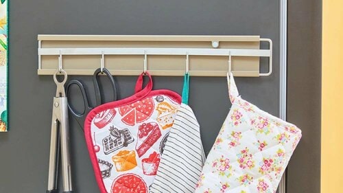 スライドすれば掛けた物を隠せる スリーコインズおすすめ イメージ