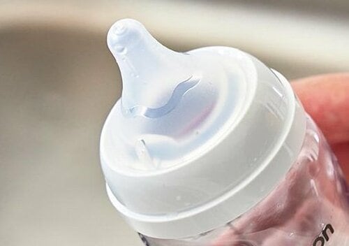 「ラッチオンライン＝くわえる深さの目安」付き 哺乳瓶おすすめ イメージ