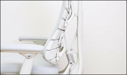 手元のボタンを押すと電動でランバーサポートを動かせる！ LiberNovo Omniおすすめ イメージ2