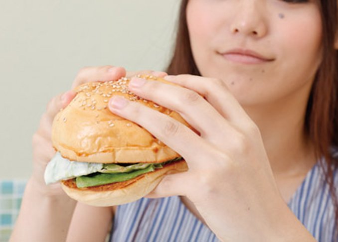【ついに発見】巨大ハンバーガーの「こぼさない食べ方」はコレでした