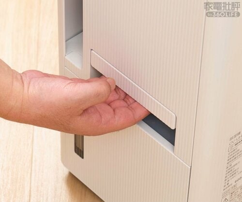 ＜使い勝手＞排水タンクが抜群に取り出しやすい 除湿機おすすめ イメージ