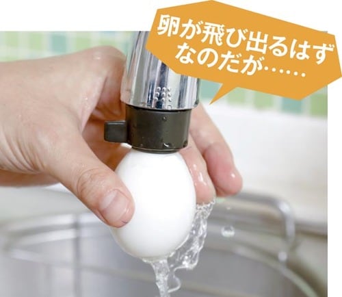 9位: 殻をむいた隙間から 「卵に水を流し込む」 イメージ