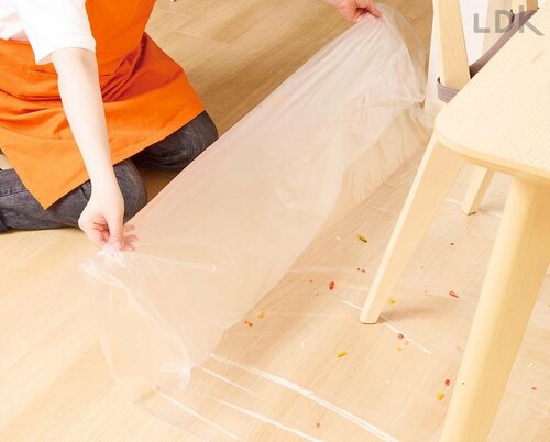 3:食後、カスを包みながらシートを畳む イメージ