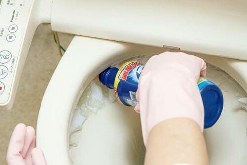 STEP3：トイレットペーパーの上から洗剤をかける イメージ