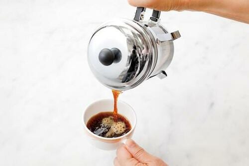 6：カップに注ぐ イメージ