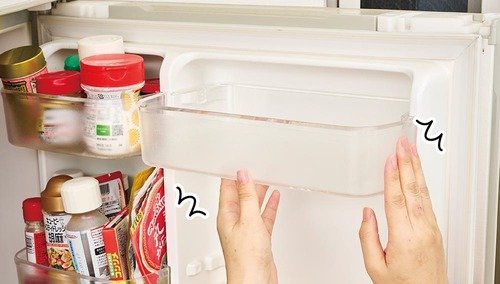 【冷蔵庫】ドアポケットの汚れはチマチマ拭くよりも「丸洗い」が効率的！	<br />