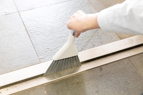 狭い溝も掃除しやすい!無印良品「屋外用ほうき」