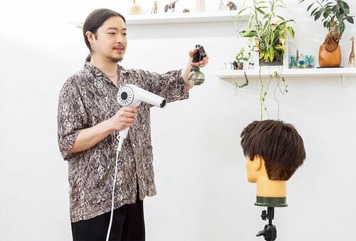 ヘアスプレーの検証で風をあてている様子