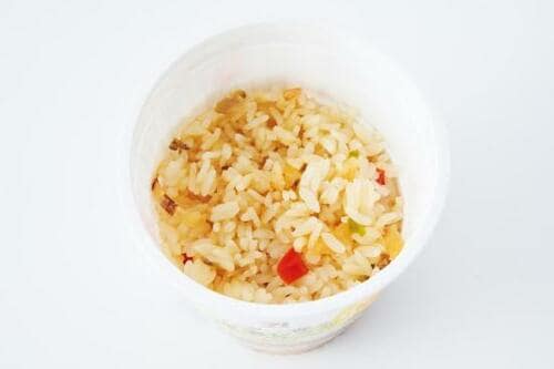 カップ入りで食べやすさがうれしい風味も及第点のセブン イメージ2