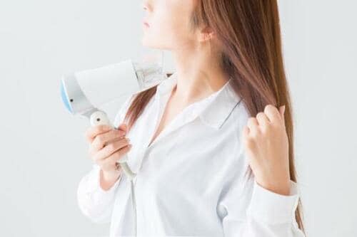 ドライヤーは上から&シメの冷風も忘れずに トリートメントおすすめ イメージ