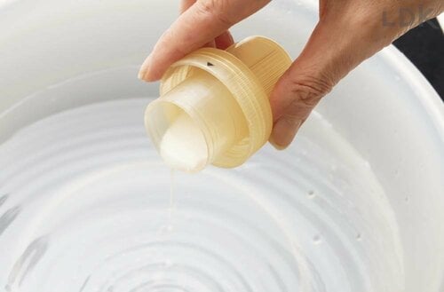 3:柔軟剤を溶かして拭く イメージ