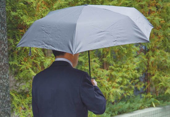 超軽量200gの折りたたみ傘でカバンは軽く、急な雨でもOK