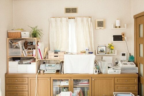 ゴチャつくリビング棚は見るたびにうっとうしい……