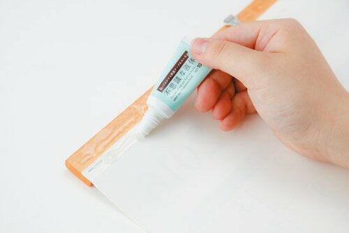 画鋲代わりに使える液体?