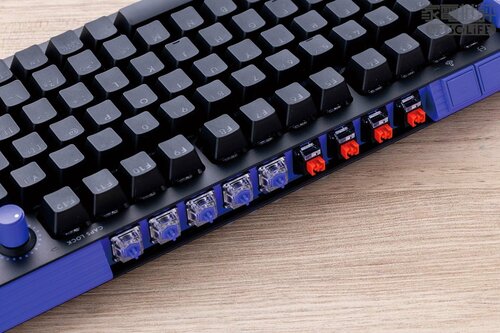 スイッチ交換ができカスタム性高め、ライトで雰囲気も◎ ゲーミングキーボードおすすめ イメージ