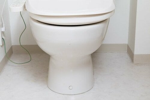 便器の隙間が、気付くと真っ黒…サンポールパックで尿シミ撃退！ イメージ2