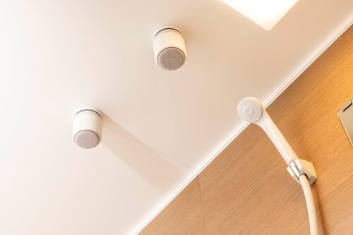 マグネットでお風呂場の壁や天井にピタッとくっつくのが便利すぎる 防水スピーカーおすすめ イメージ2