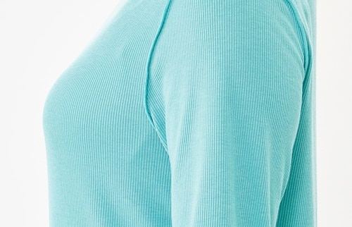 服に響かずに自然に着けられる イメージ