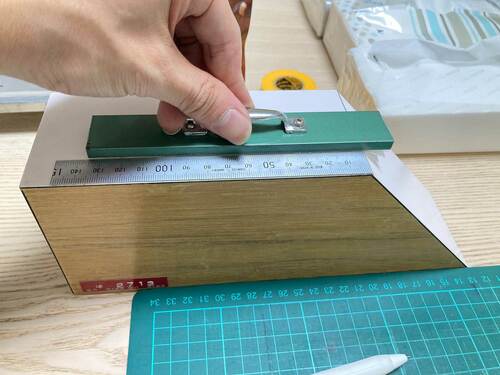 箱なしティッシュのしなやかさのテストの様子