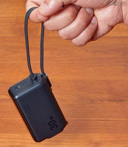 【機能】残量表示やパススルー充電対応が便利です Anker「Power Bank (30W, Fusion, Built-In USB-Cケーブル)」おすすめ イメージ3