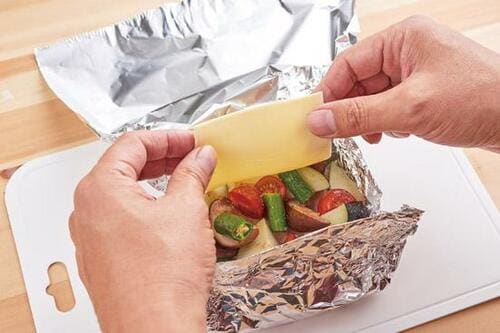 グリルの隅に置いておくだけで完成“ほったらかし”ホイル包みカレー！ イメージ4