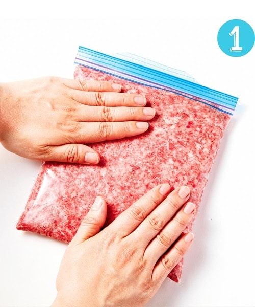 STEP1:空気を抜いて平らにする 肉の冷凍保存方法おすすめ イメージ