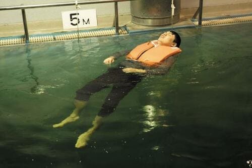 フィット感が薄く 小柄な体型だと抜けそう イメージ