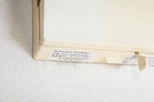 お掃除ワザ1：換気口周りは「歯ブラシ」で汚れをかき出す イメージ