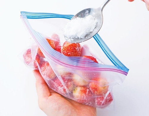冷凍術:いちご全体にまんべんなく砂糖をコーティング 野菜の冷凍保存方法おすすめ イメージ
