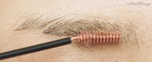ステップ3：さらにマスカラで眉を薄く ガタガタ眉＆尻なし眉おすすめ イメージ