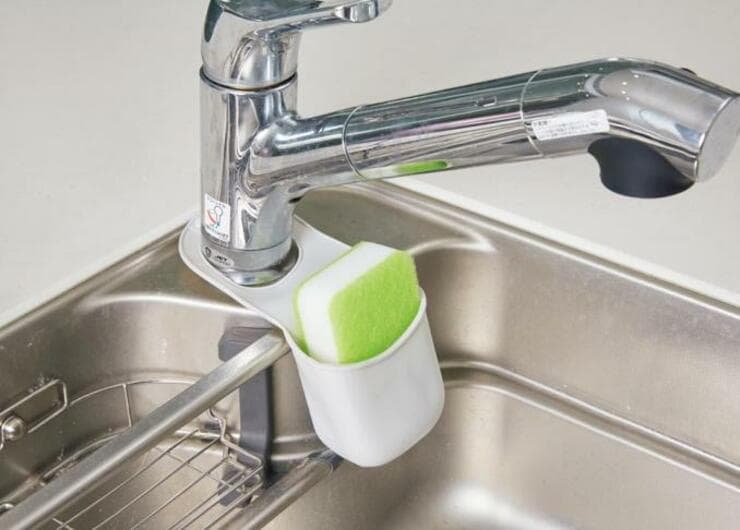 【ダイソー】スッキリ収納！ 洗える“100均スポンジホルダー”の実力は？｜『LDK』とプロが試しました