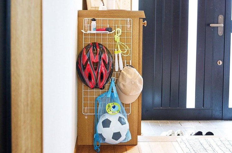 玄関に吊るす収納で靴以外のお荷物がおしゃれに！LDKのおすすめワイヤーネットは？