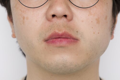 やや暗めの仕上がりで、使用感に気になる点も メンズ色付きリップおすすめ イメージ2