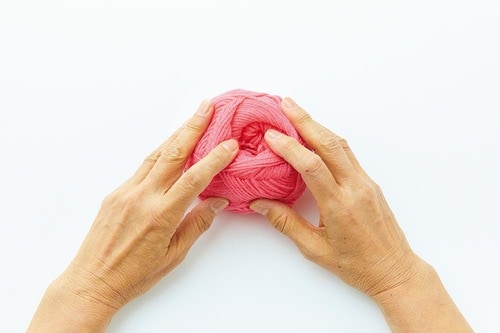 1：毛糸玉の上から糸端を見つける イメージ