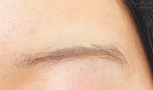 コンシーラーを眉全体に塗る イメージ