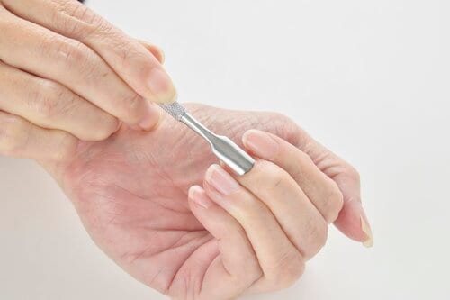 STEP2:プッシャーで甘皮を押し上げる キューティクルニッパーおすすめ イメージ