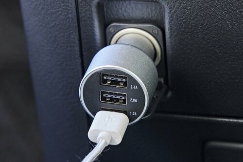 たくさんの機器を充電したいならポート数が多いものを選ぶ イメージ