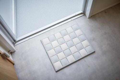 一枚板タイプより快適！ ニトリ「珪藻土使用タイルバスマット」 イメージ2