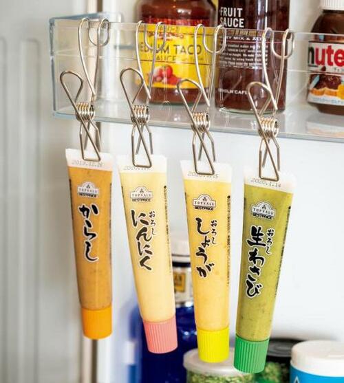 その⑤:チューブ調味料は無印のクリップで引っかけ収納