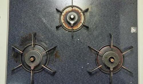 【コンロ周りの油汚れ】「温度+油汚れ洗剤+タワシ」で落とす イメージ