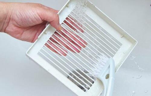 3：ブラシでかきながらお湯で洗う イメージ