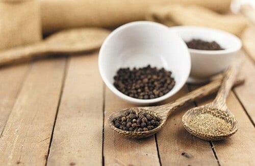 料理でスパイスの粒度を使い分けて イメージ