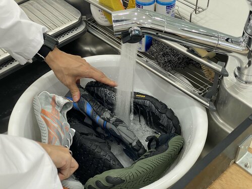 検証②:速乾性をチェック ベアフットシューズおすすめ イメージ