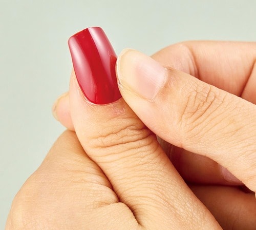 3:空気が入らないように押す ネイルチップ用接着アイテムおすすめ イメージ