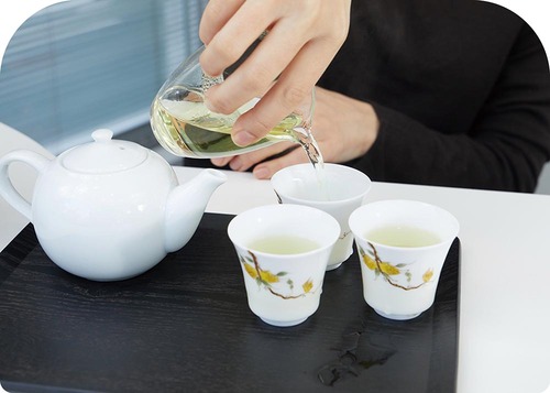 手順8：茶水を茶杯へ淹れる イメージ