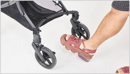 後部フレームが湾曲していてベビーカーに足が当たらない! A型ベビーカーおすすめ イメージ
