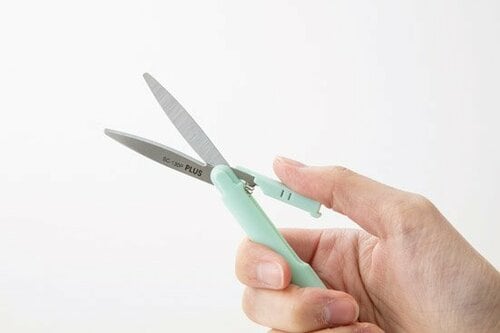 携帯性も高いツイッギーは優秀なハサミにも負けない切れ味