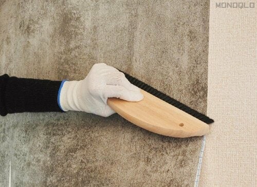 2：ヘラを使って慎重に作業 寝室をおしゃれに大改造おすすめ イメージ